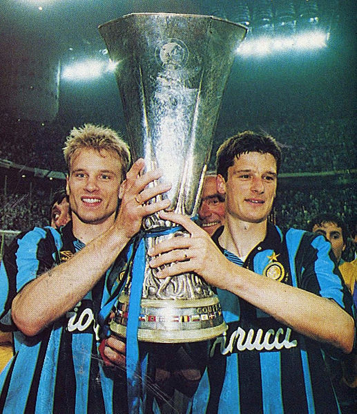 File:Inter, Coppa UEFA 1994, Bergkamp e Jonk.jpg