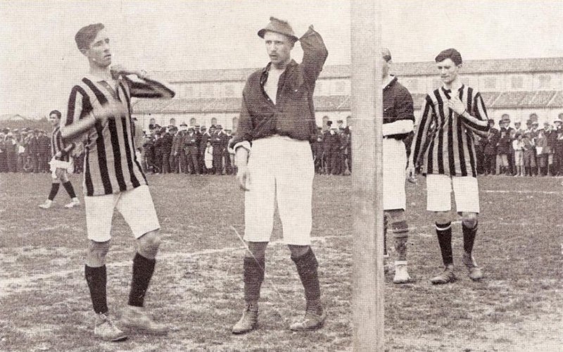 File:Bologna vs Internazionale (1910) - Gino Vallesella, Ermanno Aebi.jpg