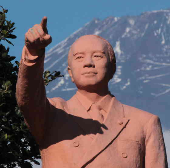 ファイル:Bronze sculpture of Saburo Endo.jpg