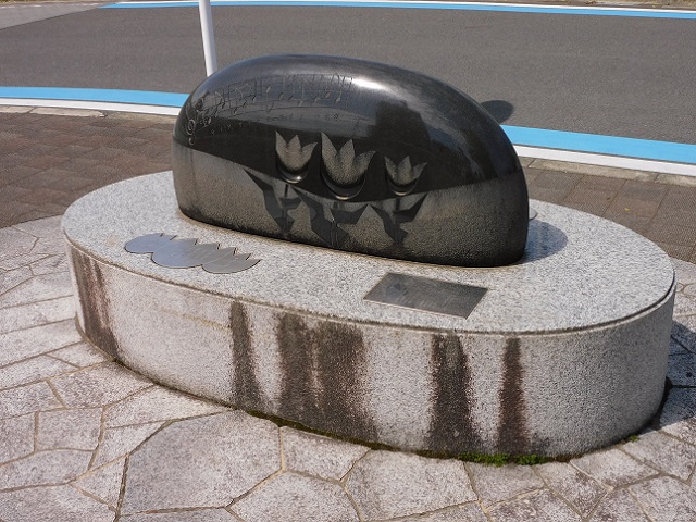 ファイル:Tulip song monument in Maebashi.jpg