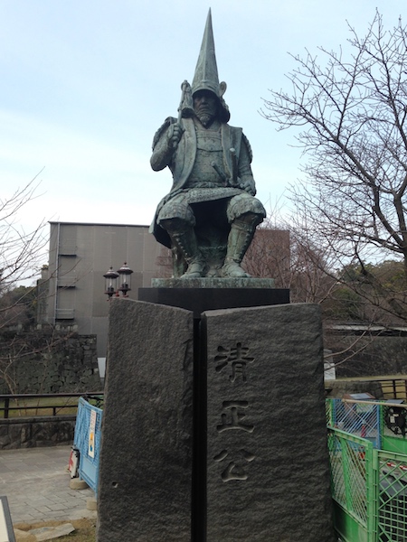 ファイル:Statue of Kato Kiyomasa in front of Kumamoto Castle.jpg