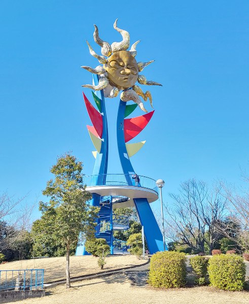 ファイル:Young sun tower inuyama 1969 Taro Okamoto.jpg