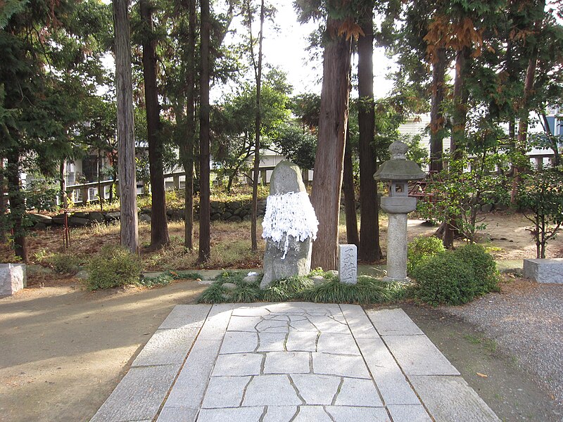 ファイル:浅間神社 (笛吹市) 子持石.JPG