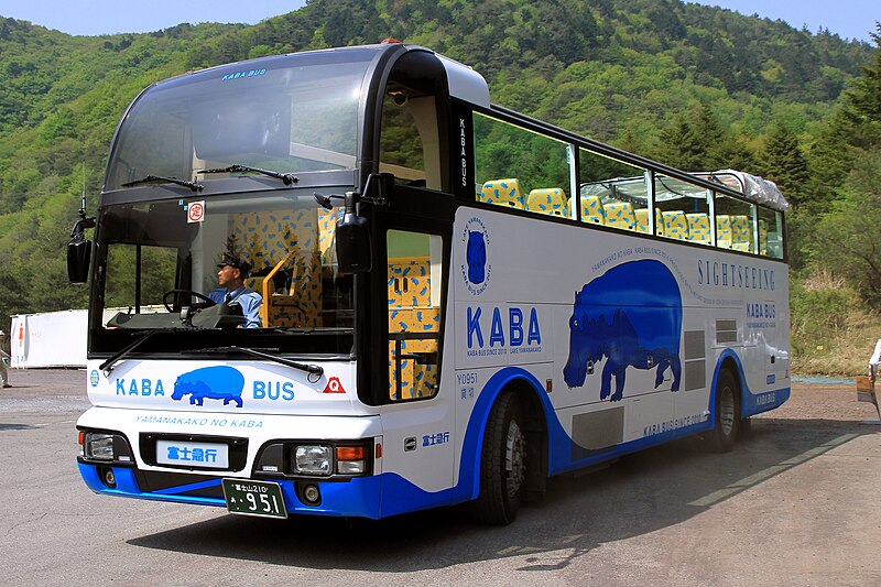 ファイル:Fujikawaguchiko Kaba bus In Fujimotosuko Resort 1.JPG