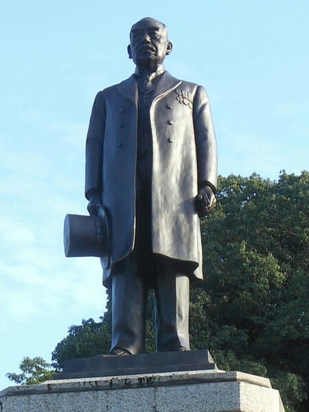 ファイル:Takatori Koreyoshi statue at Seikei Park.jpg