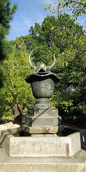 ファイル:Bronz replica of Helmet with Design of Water Buffalo Horn on Chōzuya 13-1 Nishikōen Chūō-ku Fukuoka City 20220916 02.JPG