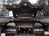 幣拝殿（重要文化財） 江戸時代、安永9年（1780年）落成。幣殿と拝殿が一体となった二重楼門造りで、左右に片拝殿（重要文化財）が並ぶ。