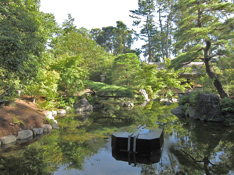 ファイル:寒川神社 神苑.JPG