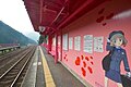 ピンク色に塗られた恋山形駅（智頭急行智頭線）と「宮本えりお」（鉄道むすめ／株式会社トミーテック）(171027)