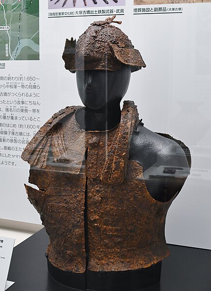 ファイル:御獅子塚古墳第1主体部出土 小札鋲留衝角付冑、頸甲・肩甲、三角板鋲留短甲.JPG