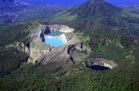 Barkas:Gunung Kelimutu.jpg