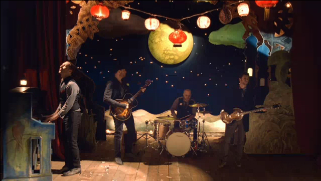 ფაილი:Coldplay - Christmas Lights Screenshot.JPG