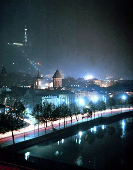 ფაილი:Night embankment.jpg