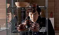 Шерлок жоғалған беймәлім жоғалған қызды іздеуде («Соқыр банкир» эпизодындағы кадр)