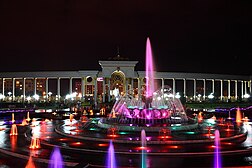 Алматы қаласындағы «Президент паркі». Түнгі көрініс