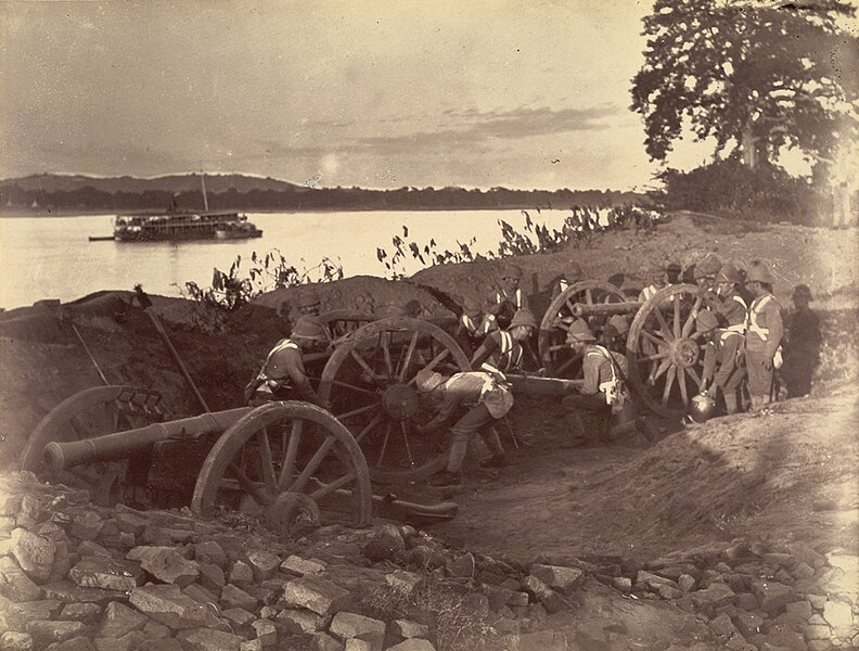 ឯកសារ:British soldiers dismantling cannons ava1885.jpg