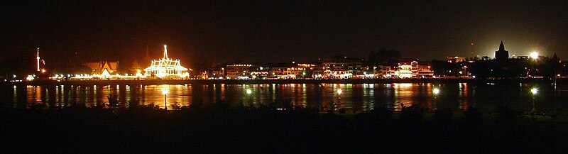 ឯកសារ:PhnomPenh-Riverside-NightView.jpg