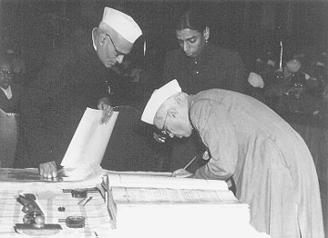 ಚಿತ್ರ:Nehru signing Indian Constitution.jpg