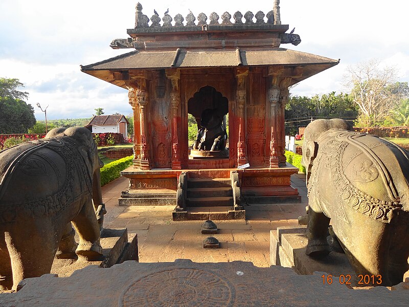 ಚಿತ್ರ:Nandi mantapa at Ikkeri Temple.JPG