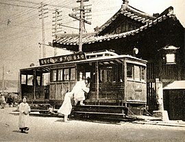 보신각 앞에 정차한 서울전차의 모습