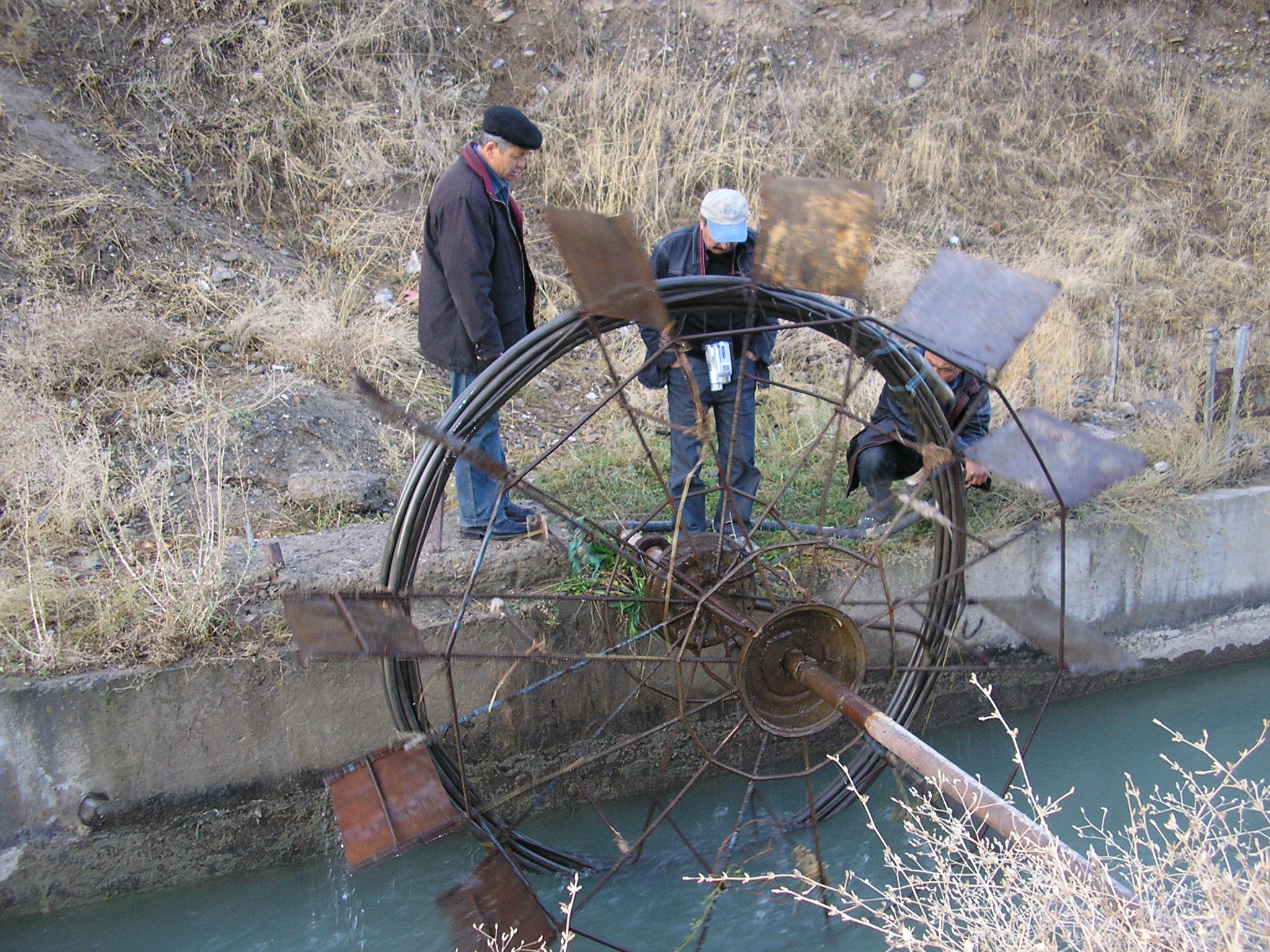 Чигирь это. Чигирь водяное колесо. Чархпалак Узбекистан. Сув Чархпалак. Водяное колесо для подъема воды Чархпалак.