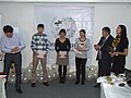 КМКТАУ студенттик уикипедиячылар тобундагы Сабирова Гүлзат, Турсунакун кызы Гүлайымга USB флешкалар жана топтун жетекчиси Кадыров Элдоско грамоталар тапшырылууда.