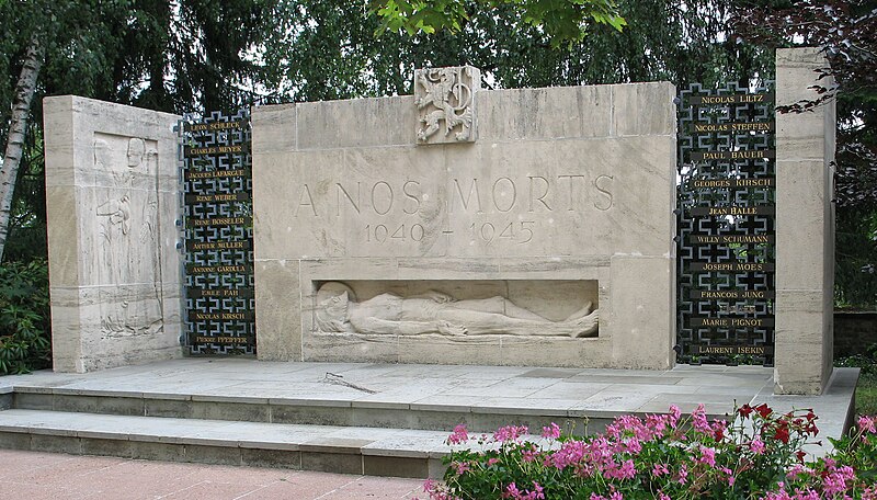 Fichier:Monument aux morts Sandweiler.jpg