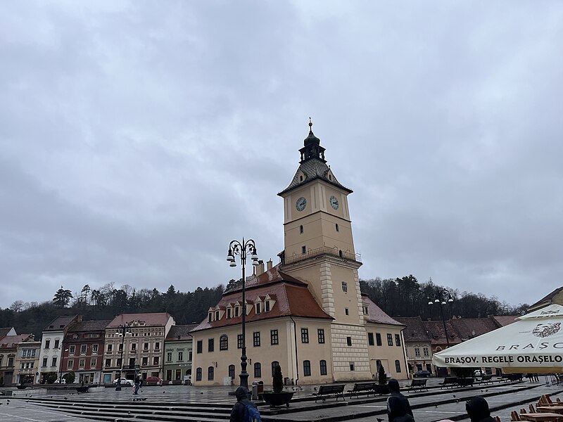 Vaizdas:Brašov centrinė aikštė.jpeg