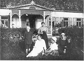 Kriukų kaimo aktoriai mėgėjai prie Medvilionių dvaro apie 1910 m. Pirmoje eilėje antra iš dešinės – Viktorija Gravrogkaitė-Švambarienė