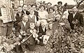 Leontijaus Semionovičiaus (1936-1993) ir Genės Rodijonovnos (merg. Kozlovos) (g. 1940) Kuznecovų vestuvės Šienlaukyje 1961 metų rugpjūtį; visi keturi muzikantai pirmame nuotraukos plane - lietuviai; centre pritūpę (iš kairės): piršlys Jermolajus Larijonovičius Sokolovas (1901-1968), jaunieji ir svočia Irina Romanovna Milerovskaja (merg. Kartašova) (g. 1933)