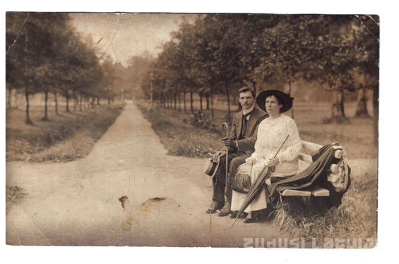 Attēls:Kampenhauzeni Ilzenes muižas parkā pēc 1920.jpg