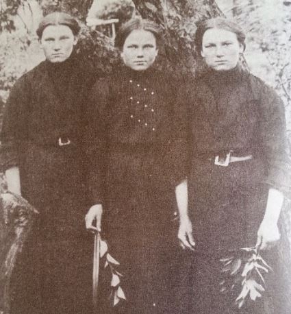 Attēls:Elizabete, Marta, Emīlija Krustiņsones 1907.jpg