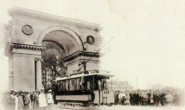 Attēls:Aleksandra vārti pēc elektriskā tramvaja līnijas atklāšanas 1901.jpg