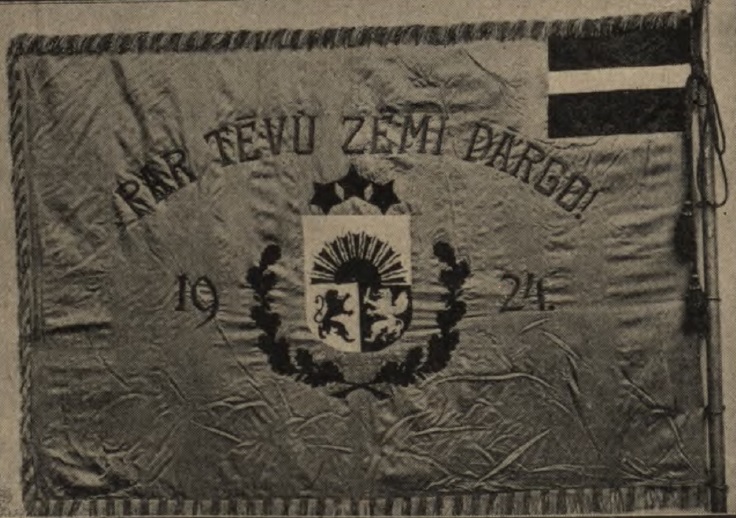 Attēls:Bauskas aizsargu pulka karogs kreisā puse 1924.jpg