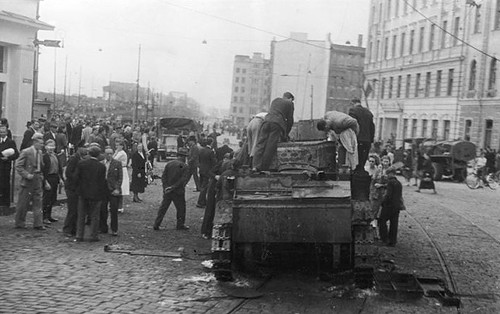 Attēls:Sarkanās armijas tanks BT-5 sašauts 1941. gada vasarā pie Rīgas autoostas.jpg