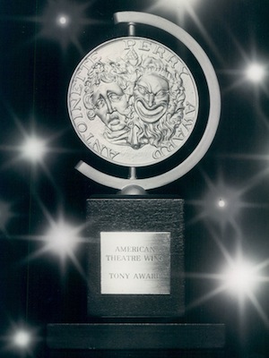 Attēls:Tony Award Medallion.jpg