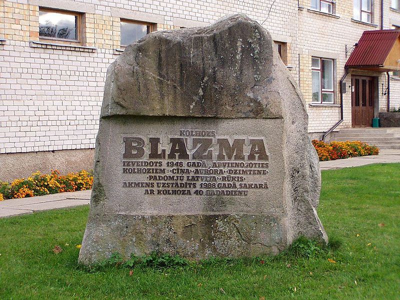 Attēls:Puze, kolhoza Blāzma piemiņas zīme 2006-10-14.jpg
