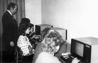 Asistents A. Gailums vada nodarbības vienā no pirmajām datorklasēm, 1978. gads.
