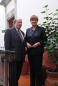 Maija Kūle kopā ar FISP prezidentu Viljamu Makbraidu (2010)