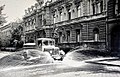 Ielu laistītājs Raiņa bulvāra un Brīvības bulvāra krustojumā pie AK vēstniecības (pirms 1940)