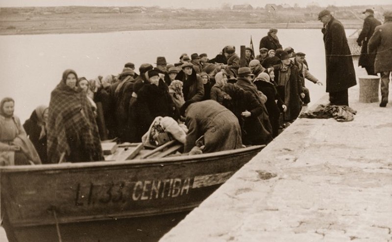 Attēls:Bēgļu laiva Hervikenas ostā Gotlandē 1944. gada 10. novembrī.jpg