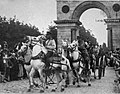 Pulkvedis Zemitāns sešjūgā iebrauc caur Triumfa arku Rīgā (1919. gada 6. jūlijā)