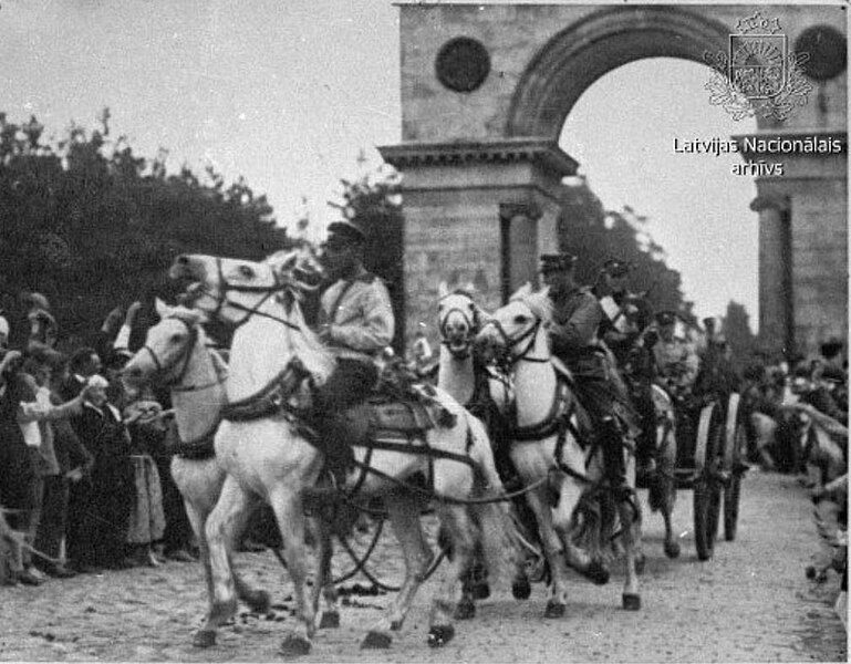 Attēls:Pulkvedis Zemitāns sešjūgā iebrauc caur Triumfa arku Rīgā 1919. gada 6. jūlijā.jpg