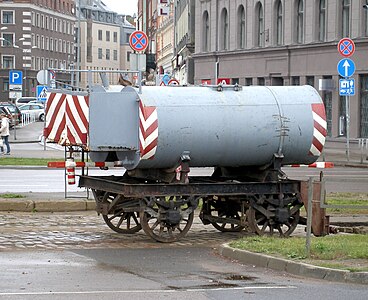 Ūdens cisterna, uzmontēta uz veca tramvaju vagona riteņiem