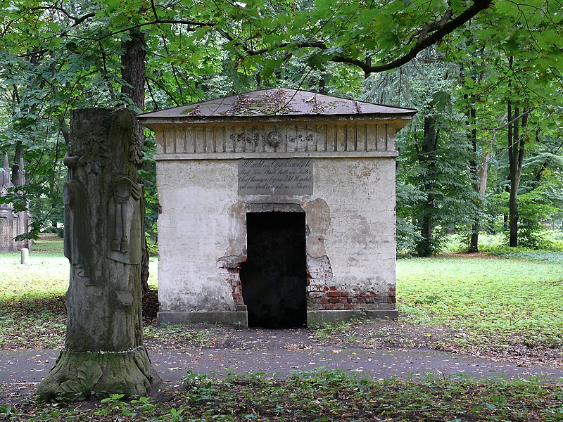 Attēls:Von Oprotkowitsch tomb.jpg