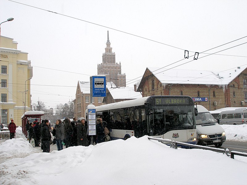 Attēls:51. autobuss pie Centrālās stacijas.JPG