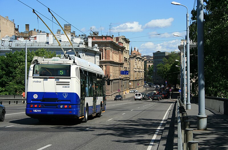 Attēls:Riga 5 trolejbuss uz Vansu tilta 06.2010.jpg