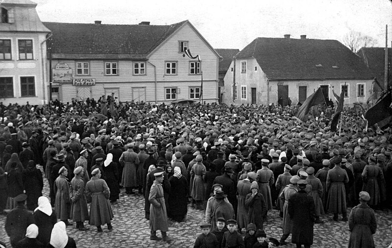 Attēls:Valmieras rātslaukums ar Latvijas karogiem 1917. gada 1. maijā.jpg