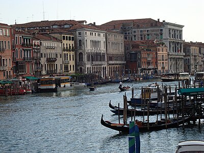 Поглед на Големиот канал во Венеција од мостот „Ријалто“.