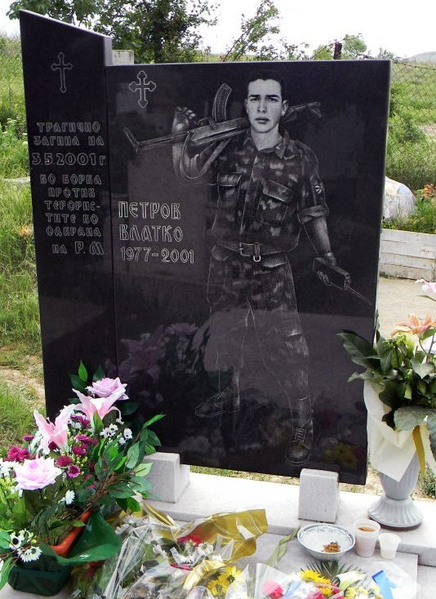 Податотека:Гробот на Влатко Петров.png